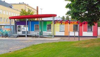 Nekalan konttikirjasto ulkoa.