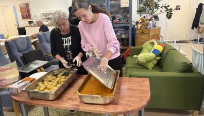 Yhteisöruokailun ruoan jakamista Hervannassa