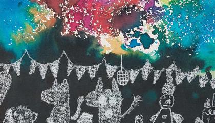 Lapsen taiteilema teos, jossa muumimaiset hahmot juhlivat värikkään taivaan alla. 