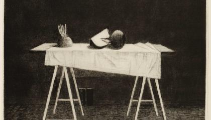 Mustavalkoinen grafiikanvedos dramaattisesti valaistusta pukkijalkaisesta pöydästä, jossa vinosti asetellun valkoisen pöytäliinan päälle on koottu asetelma kolmesta juureksesta.