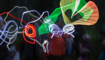 Valotaidetta pimeässä tilassa.