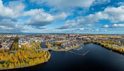 Ilmakuva, jossa näkyy Tampereen keskustaa ja taivaalla kauniita pilvimuodostelmia Pyhäjärven suunnasta kuvattuna.