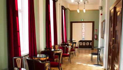 Pöytäryhmiä teatterin lämpiössä.