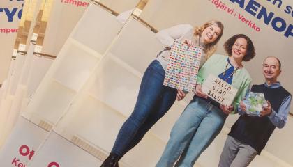 Työväenopiston esitteitä pöydällä päällekkäin. Kannessa on kolme henkilöä vierekkäin.