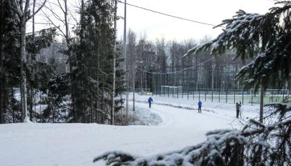 Hiihtäjiä ladulla.