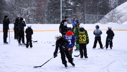 Poikia luistelemassa.