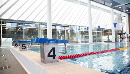 uimahallin allastila, hyppyjakkara ja uima-allas