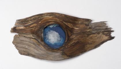 Kuin puupalasen keskelle muodostunut sininen silmänlainen lampi.