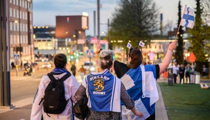 Suomen kannattajia jääkiekon MM-kisoissa 2023 Tampereen keskustassa.