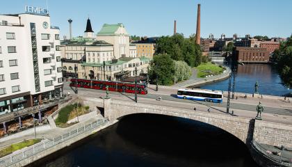 Bussi ja ratikka Hämeensillalla.