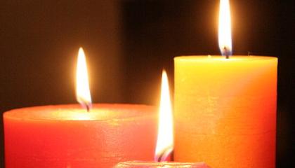 Kolme kynttilää rivissä 