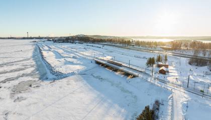 Kuvassa katsotaan lumista Näsisaarta Hiedanrannasta kohti keskustaa. 