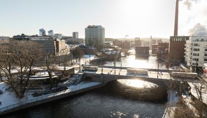 Talvinen maisemakuva, busseja pakkaspäivänä Hämeensillalla.