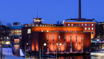 Tammerkosken voimalaitos iltavalaistuksessa. 