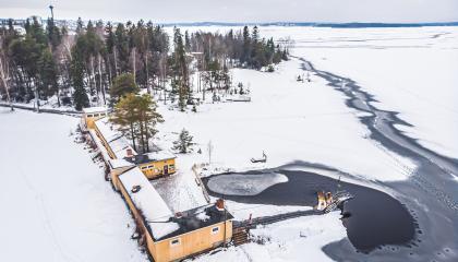 Näsijärven rannalla sijaitseva Rauhaniemen saunarakennus talvella, joilloin saunojille on käytössä avanto.