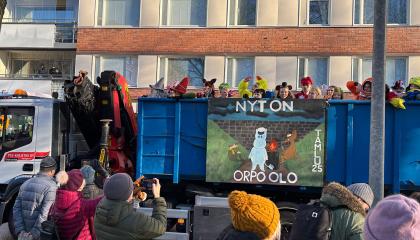 Abit kuorma-auton kyydissä penkkariajelulla.