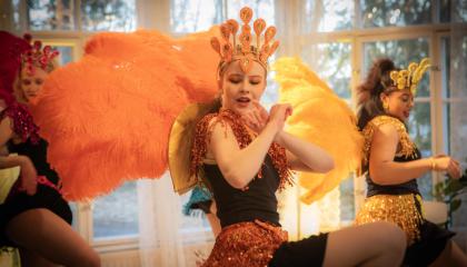 Kolme sambaajaa tanssivat värikkäissä puvuissaan.