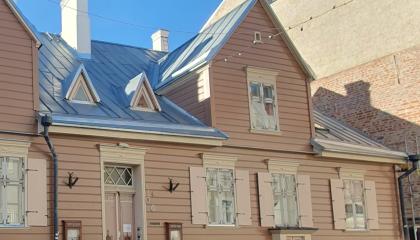 Tampere-Maja Tartossa auringonpaisteessa. 