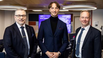 Ryhmäkuvassa seisomassa kolme miestä rehtori Keijo Hämäläinen, pormestari Ilmari Nurminen ja rehtori Mika Hannula.