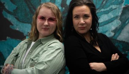 Kaksi naista poseeraa kameralle.