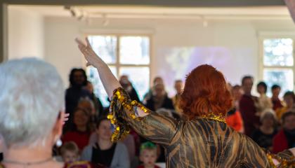 Vatsatanssijoita sekä yleisöä Haiharan kartanon salissa.