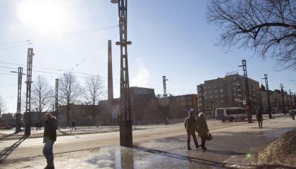 Ihmisiä kävelee keskustassa keväällä.