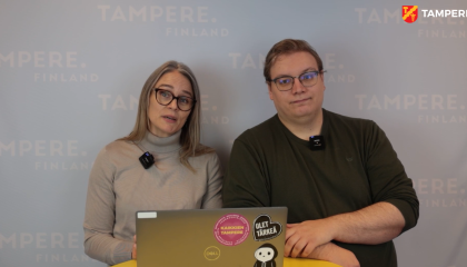 Mies ja nainen istuvat tietokoneen ääressä