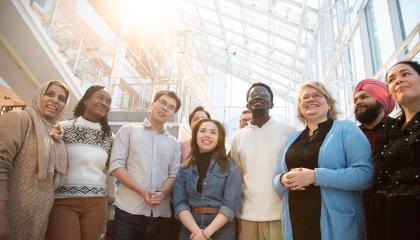 Kahdeksan eri kulttuuritaustaista tamperelaisten seisoo rinnakkain.