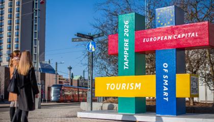 Ohikulkijat katselevat Smart Tourism Capital patsasta.