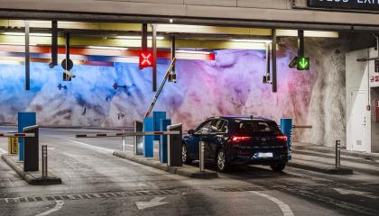 Auto maanalaisen pysäköintilaitoksen portilla. 