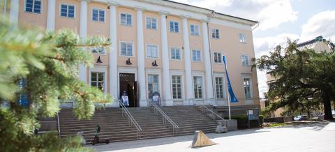 Kulttuuritalo Laikku. Iso vanha kivitalo, jossa on korkeat portaat.