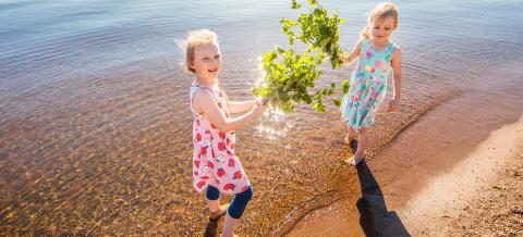 Two kids on the Tahmela beach on a sunny day.