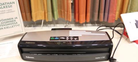 Laminointikone pöytätason päällä. 