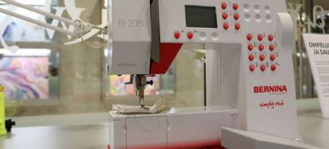 Ompelukone Tekomon työpöydällä. 