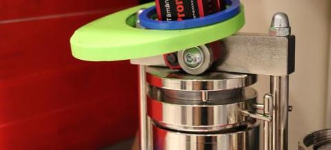 Pinssikoneen metallinen runko.