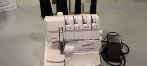 Saumuri ja lankarullia Tekomon työpöydällä.