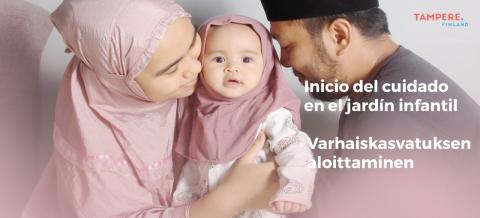 Kaksi huoltajaa, joiden sylissä on lapsi