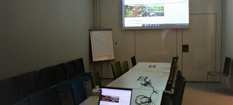 Lielahden kirjaston neuvotteluhuone Sarastus