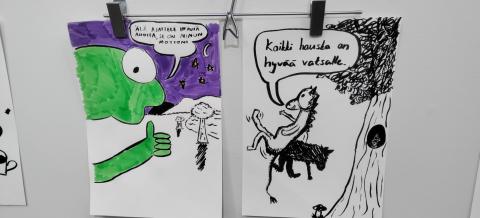 Nuorten kaksi tusseilla taiteiltua teosta. Teos 1: Vihreä otus sanoo puhekuplassa "Älä ajattele ikäviä asioita, se on minun mottoni". Teos 2: Mustavalkoinen hevosen näköinen hahmo hyppää puusta ja sanoo puhekuplassa "Kaikki hauska on hyvää vatsalle."