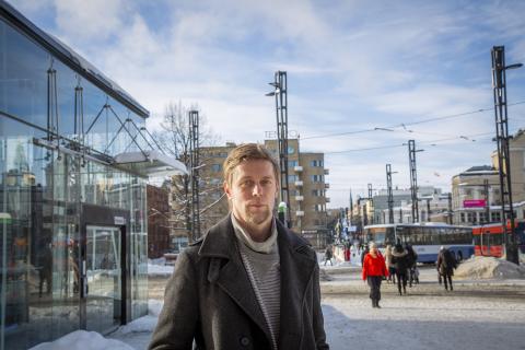 Dani katsoo kameraa ja taustalla talvinen Tampere.
