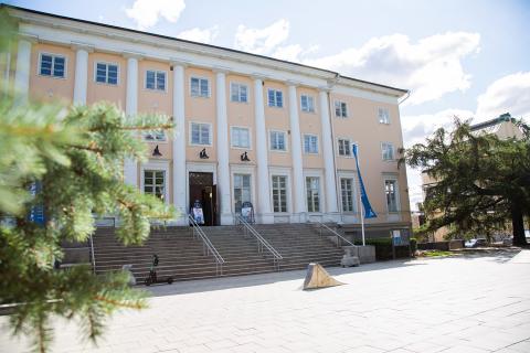 Kulttuuritalo Laikku. Iso vanha kivitalo, jossa on korkeat portaat.