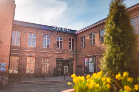 Punatiilinen vanha tehdasrakennus, jossa Vapriikki sijaitsee.