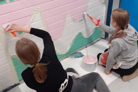 Oppilaita maalaamassa