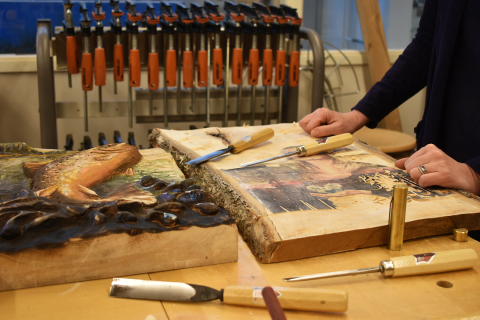 Luovan puunveiston työ ja työkaluja.