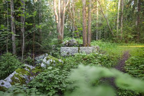 Vanhan huvilan raunioita Härmälän rantapuistossa.