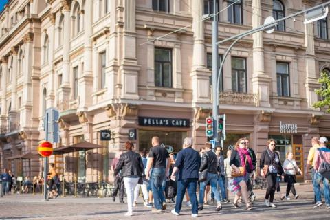 Ihmismassa kävelemässä Hämeenkadulla suojatien yli