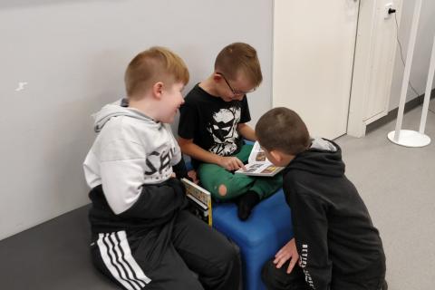 Lukemista kirjastossa