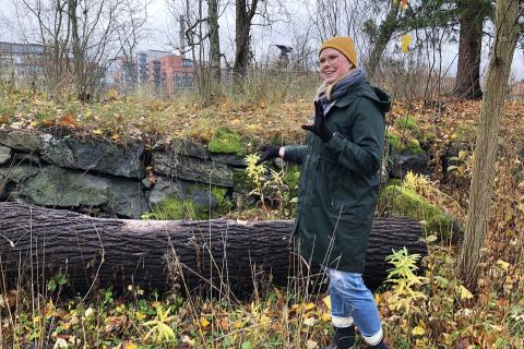 Henkilö seisoo puistossa.