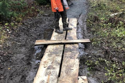 Henkilö seisoo uusilla pitkospuilla.