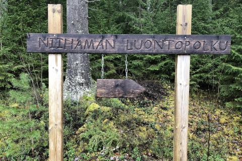 Luontopolun kyltti, jossa lukee "Niihaman luontopolku".